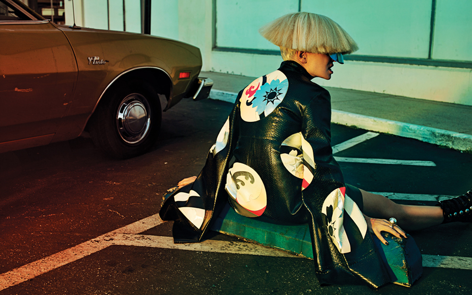 La enigmática Sia en la portada de Interview