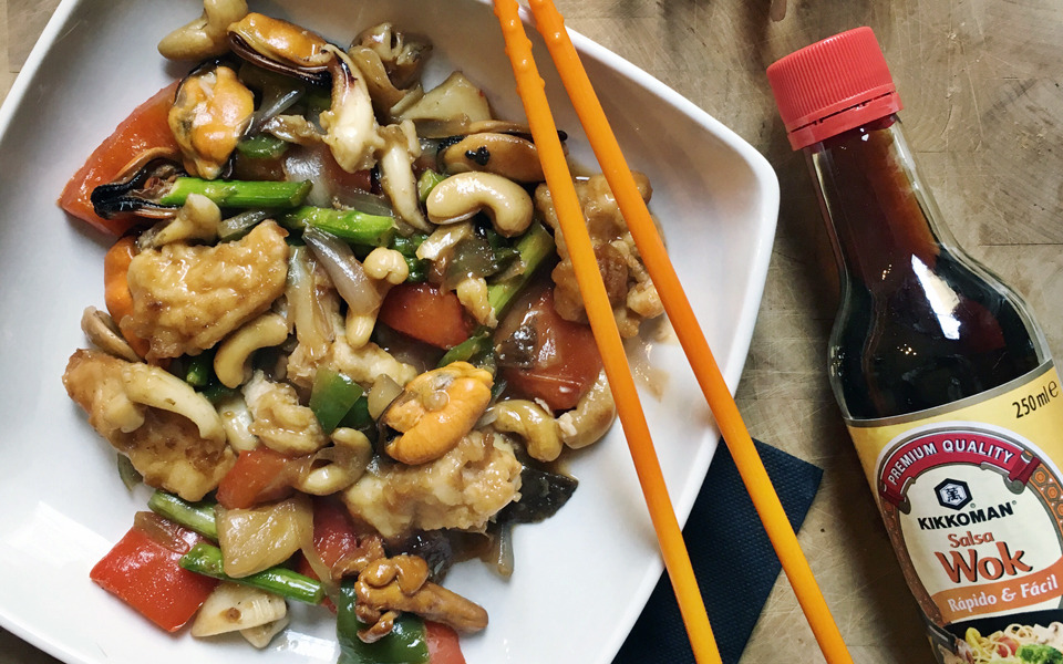 ¡Apunta! Verduras con anacardos al wok con frutos del mar