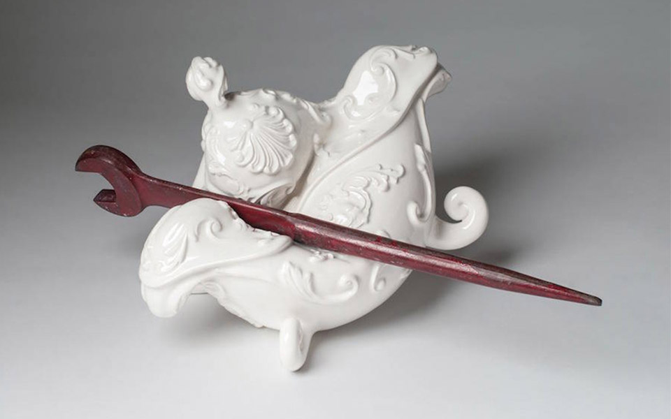 Laurent Craste rompe la naturaleza decorativa de la porcelana
