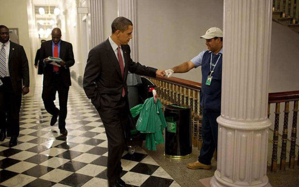 3a3f91c800000578-3926100-december_3_2009_obama_fist_bumps_custodian_lawrence_lipscomb_in_-a-22_1478871704023