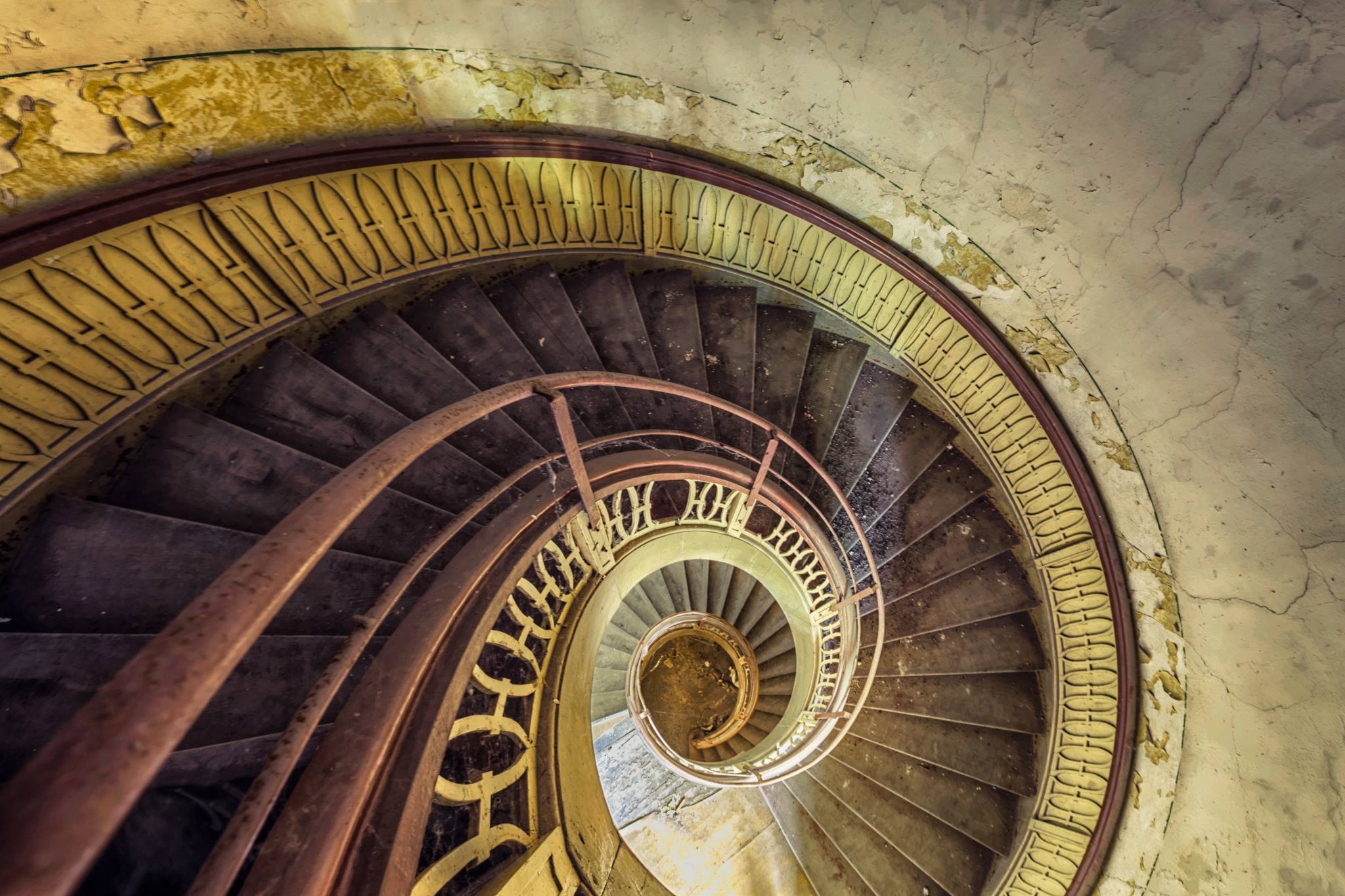 christian-richter-minimalist-photographer-spiral-staircase-urbex