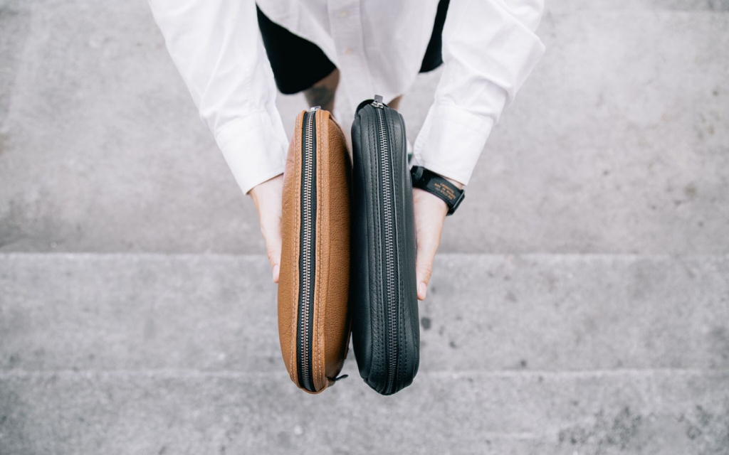 Pouch, el clutch para hombre Made in Spain
