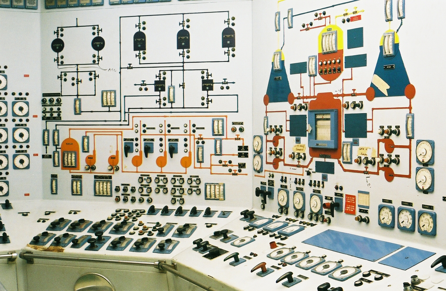 ¿Puede haber algo más bello que estas salas de control soviéticas?