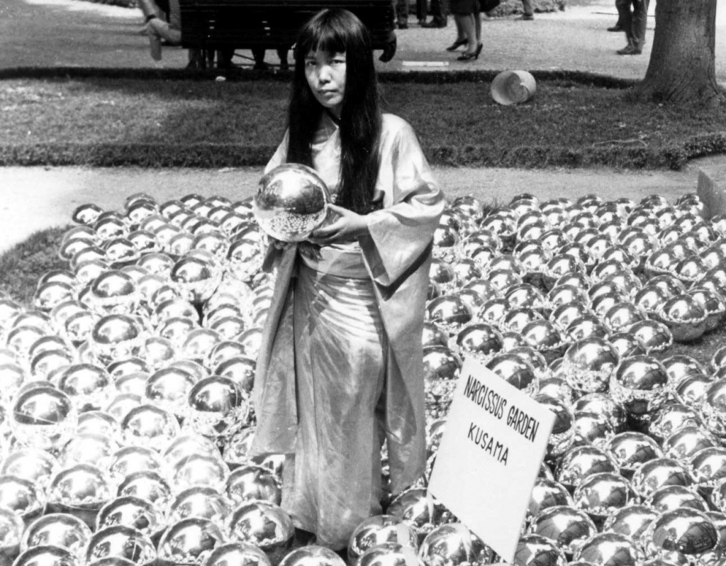 Yayoi Kusama vuelve a mostrar su ‘Narcissus Garden’ en un garaje abandonado de NYC