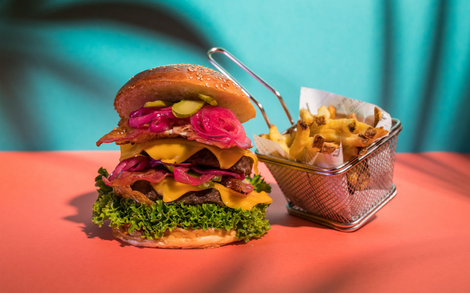 Salt: burgers y cócteles en la orilla de la Barceloneta con el sello Brain & Beast