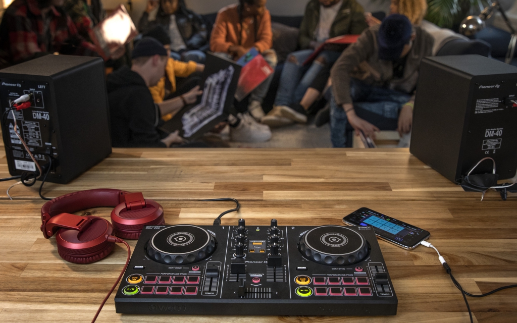 Aprender a pinchar es más fácil que nunca con el nuevo Pioneer DDJ-200