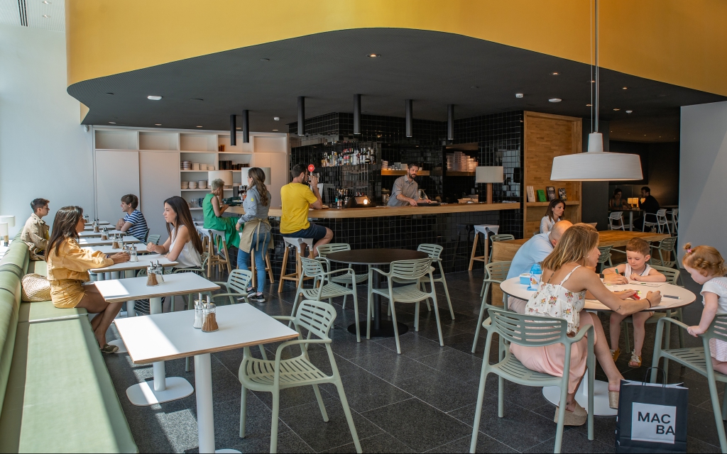 El MACBA inaugura MACBA CAFÈ, su nueva cafetería-vermutería operada por ChichaLimoná