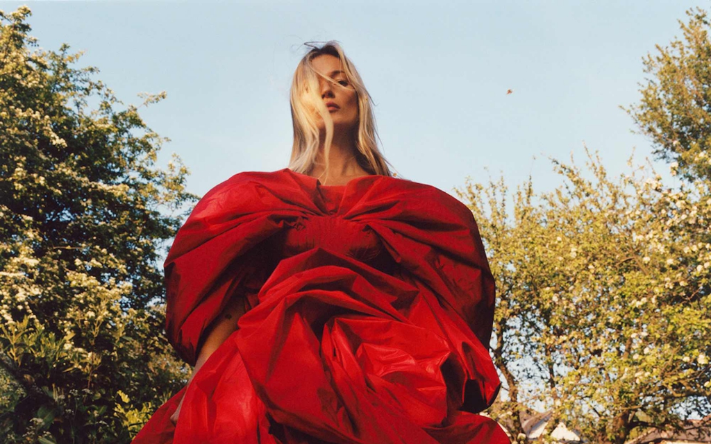 Kate Moss protagoniza la nueva campaña de ensueño de Alexander McQueen