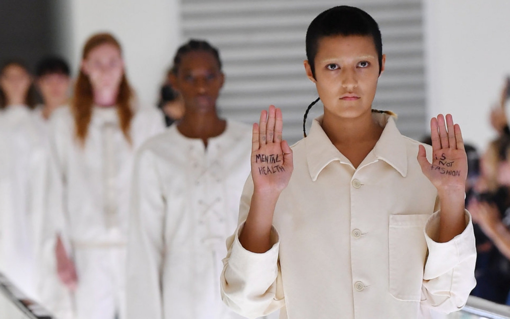 La salud mental no es moda: YaYa Bones se opone a las camisas de fuerza en el desfile SS20 de Gucci