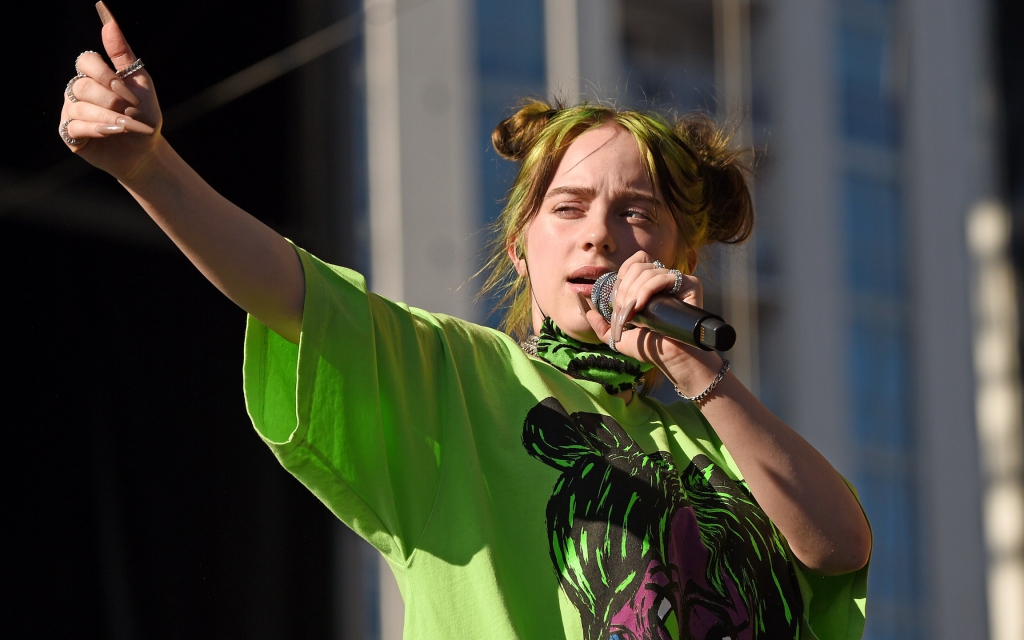 Billie Eilish pone ‘Saturday Night Live’ (literalmente) patas arriba