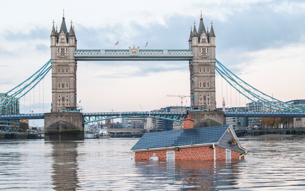 Extinction Rebellion hunde una casa en el Támesis como llamada de emergencia al gobierno británico