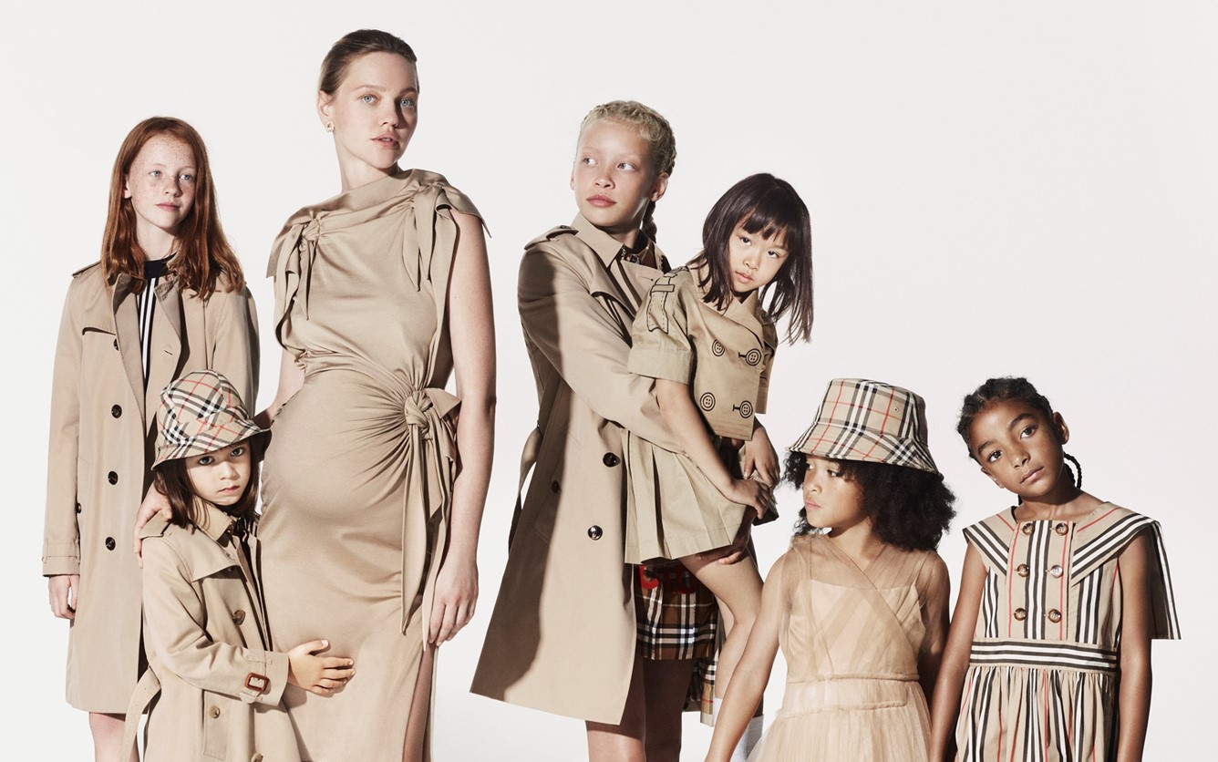 Burberry presenta ‘What Is Love?’, la primera campaña navideña de Riccardo Tisci