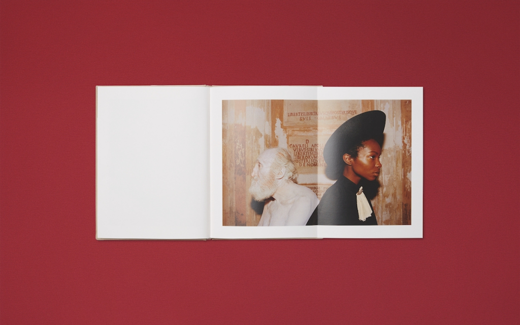 Yorgos Lanthimos y Gucci presentan el fotolibro ‘Ωοτοκία’