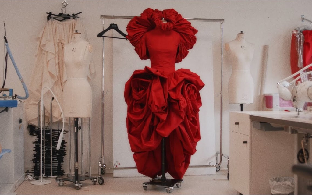 ‘Roses’ llena de flores Londres en honor a Alexander McQueen