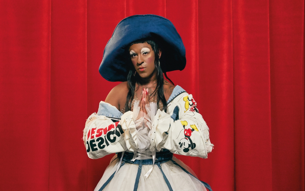Desigual relanza ‘La 86’ jacket con la artista Mykki Blanco