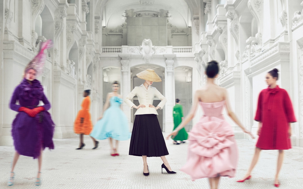 Ya puedes descubrir desde casa la exposición de Dior más aclamada, ‘Designer of Dreams’