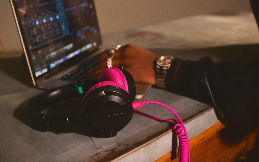 Pioneer DJ presenta los nuevos auriculares ‘HDJ-CUE1’