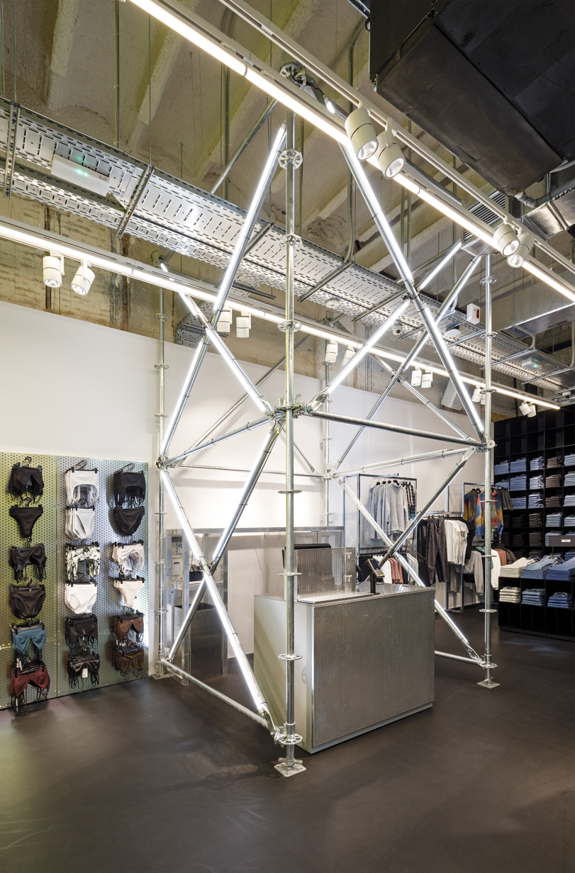 Weekday estrena tienda en Barcelona, la primera de la marca en España ...