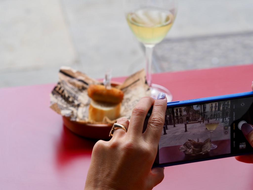 ‘De tapes per la Plaça Reial’, un paseo gastronómico por la historia de la icónica plaza
