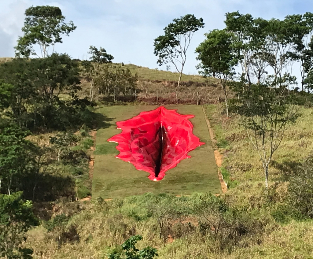 Una nueva escultura en forma de vulva gigante aparece en Brasil