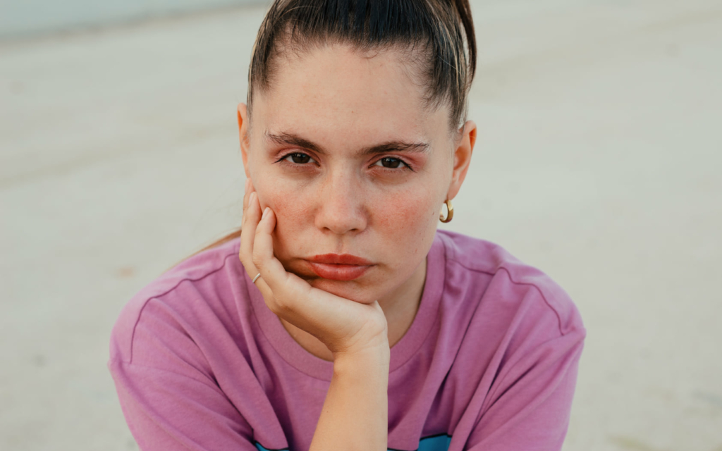 SIMONA, la artista emergente que mezcla y se expresa sin miedo