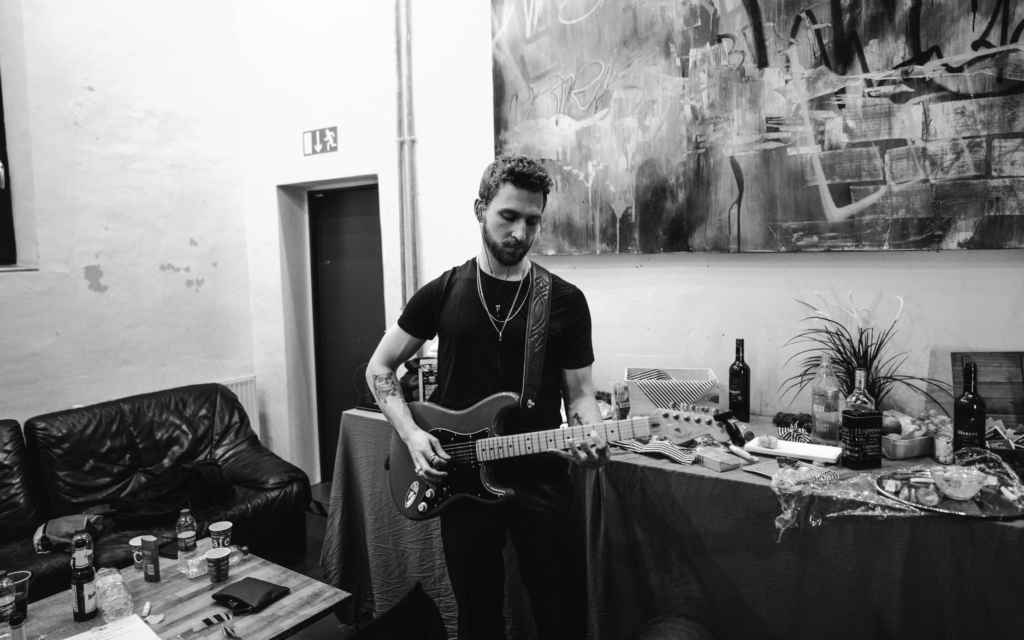 #NewMusicFriday: Escucha lo nuevo de Two Feet, Saweetie, The Black Keys…