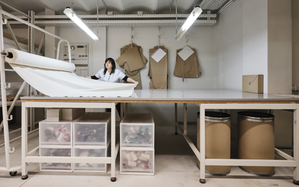 El nuevo taller de Cus en Barcelona es un ejercicio real de sostenibilidad en la moda