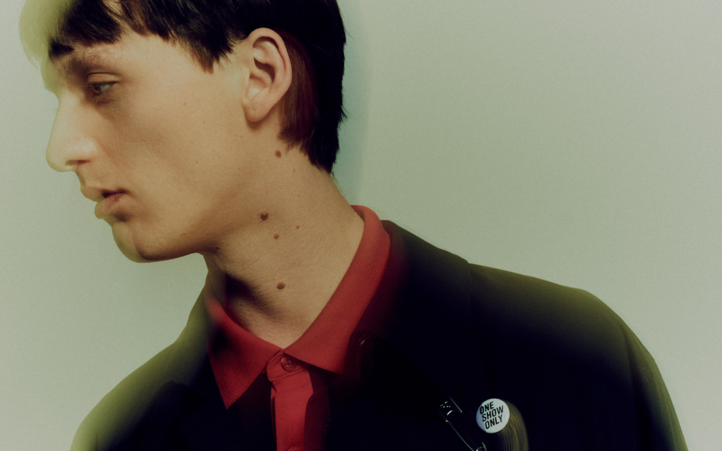 Lo nuevo de ‘Fred Perry x Raf Simons’ celebra las virtudes de la juventud