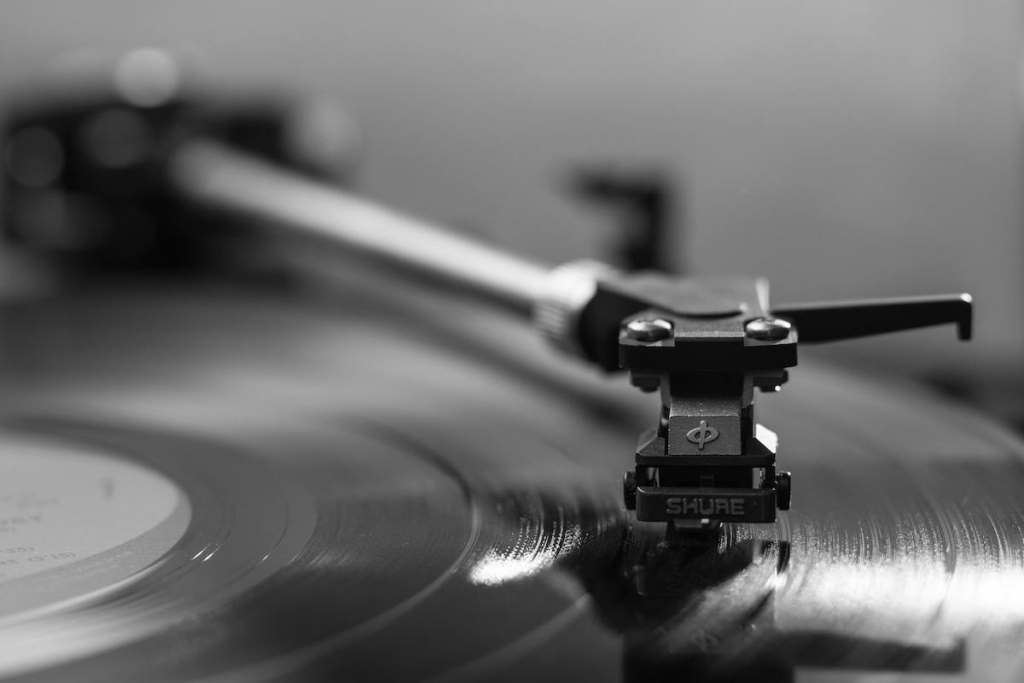 De Gafas Inteligentes a Marcos Inteligentes: Cuando la Música y la Tecnología Emergente se fusionan