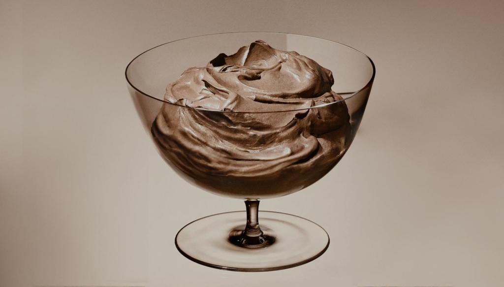 2025 ya tiene color Pantone: el Mocha Mousse