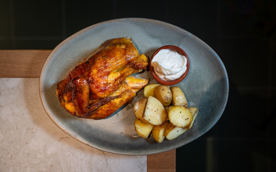 Rooster & Bubbles, recetas a l’ast y copas de ‘pompadour’ como tradición ‘Made in Barcelona’