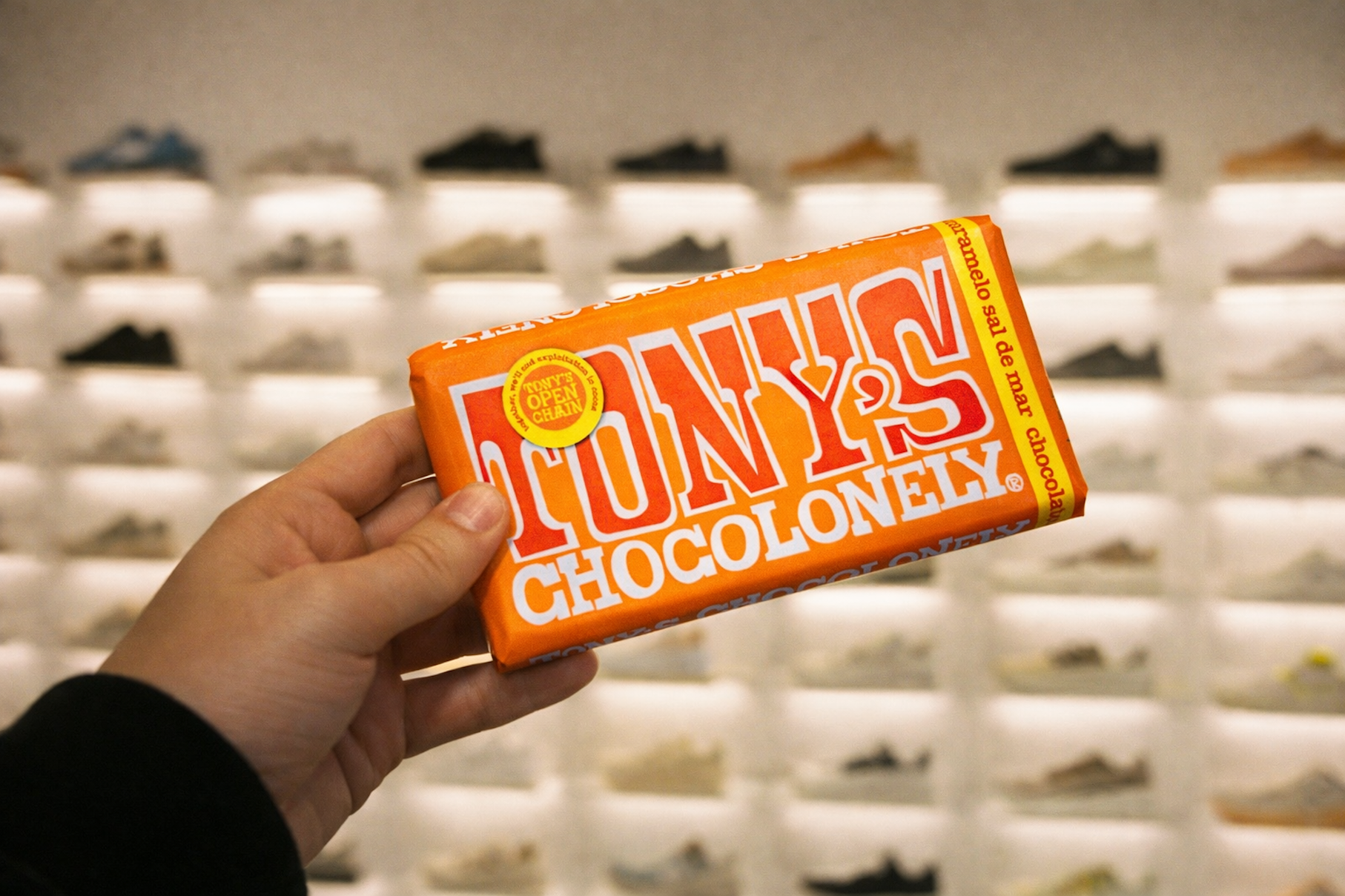 Consuela Store y Tony’s Chocolonely endulzan la época de regalar