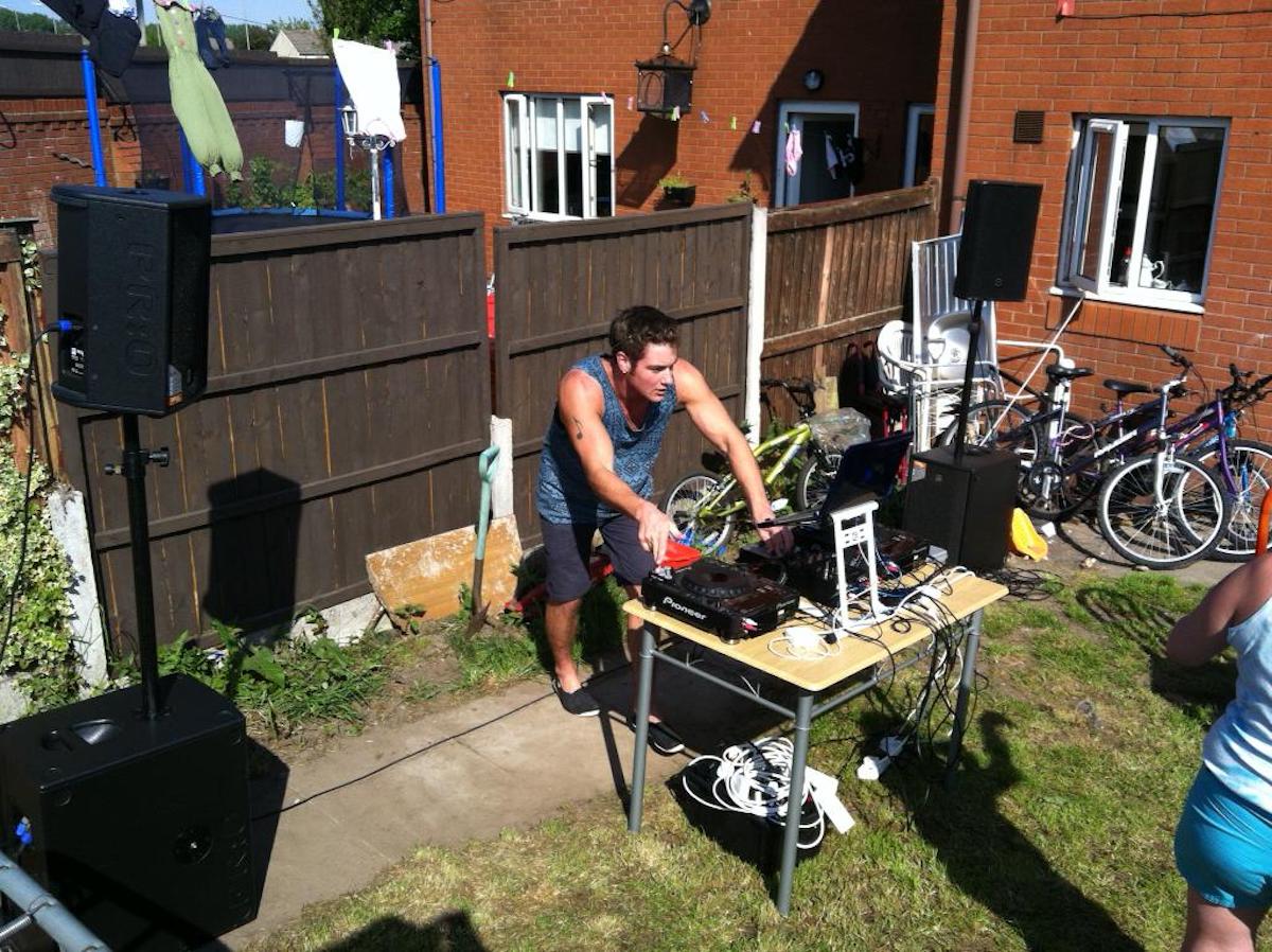 Fiestas en casa: el laboratorio perfecto para futuros DJs, según un estudio de AlphaTheta