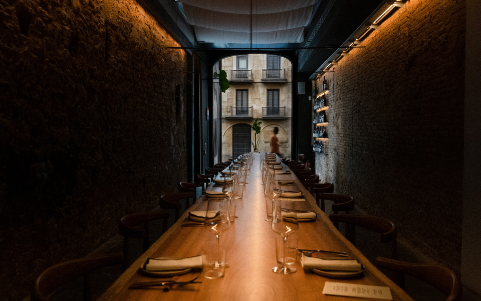 Taula Puntal: mesa compartida para saborear paisajes sin salir del Born