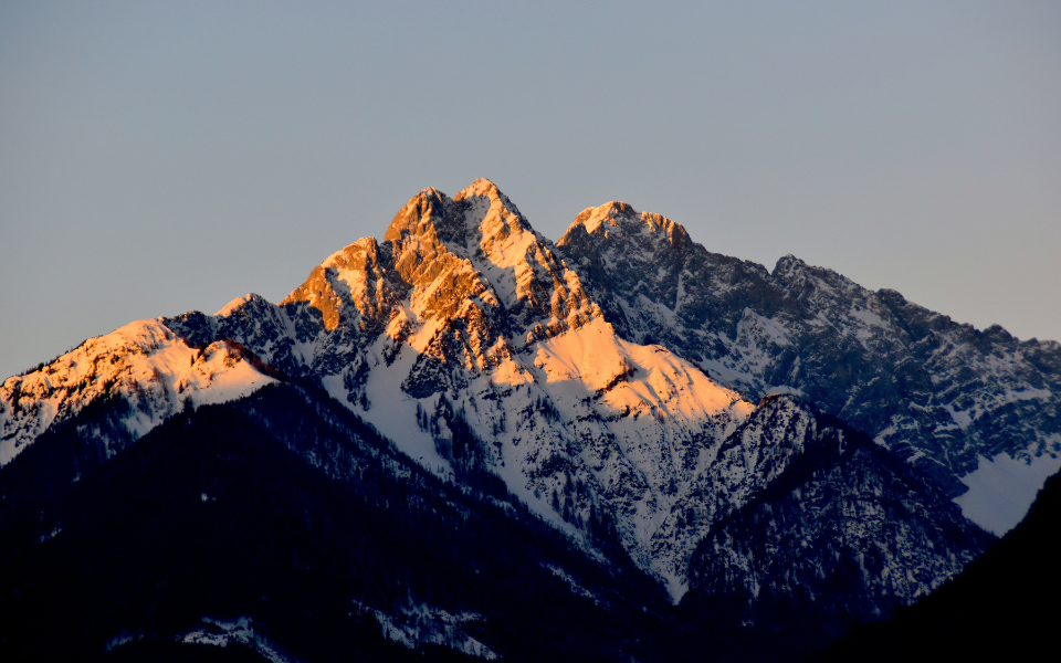 Escapadas de fin de semana: equipamiento técnico para no perder el norte en la montaña