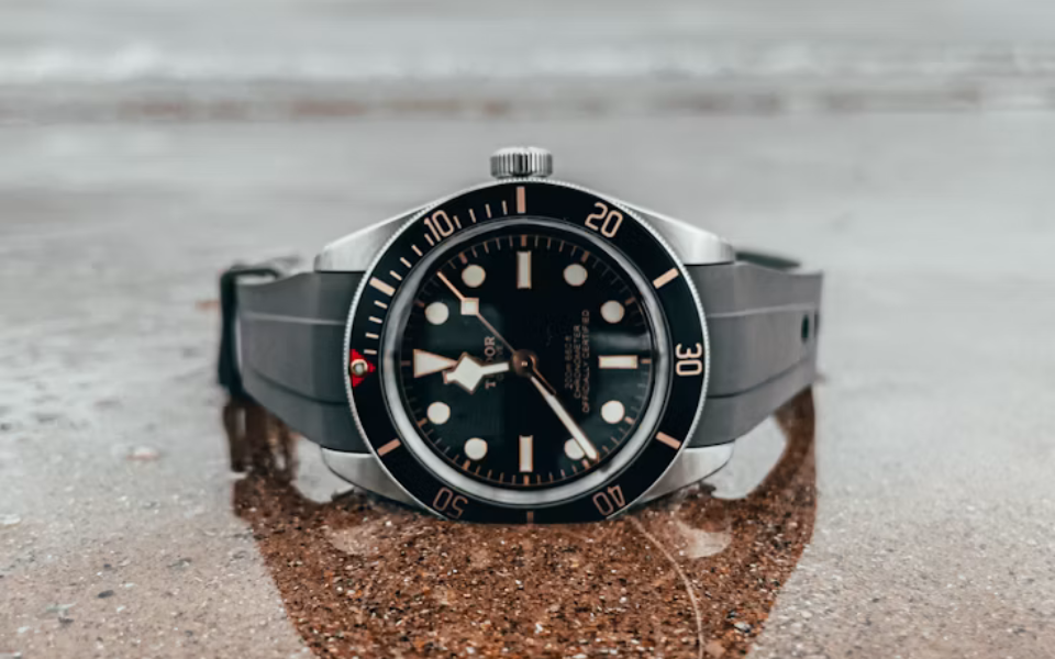 Las correas de caucho premium de Helvetus transforman Rolex, Cartier y otros iconos de la alta relojería en relojes listos para el verano en la ciudad